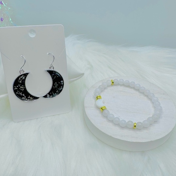 Black floral crescent moon earrings & Cresent moon Snow White beaded bracelet - Picture 1 of 5